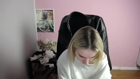 Snapshot of viktoria_lovely chatting on April 22, 6:27 am viktoria_lovely online show from April 22, 6:27 am