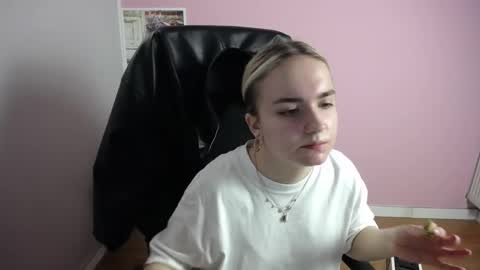 Snapshot of viktoria_lovely chatting on April 24, 6:27 am viktoria_lovely online show from April 24, 6:27 am