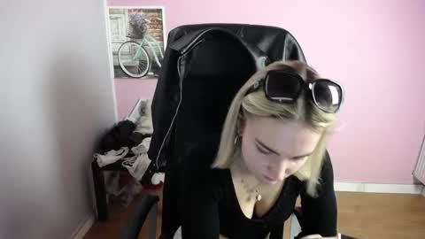 Snapshot of viktoria_lovely chatting on April 28, 5:34 am viktoria_lovely online show from April 28, 5:34 am