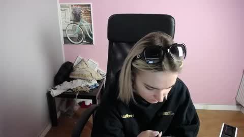 Snapshot of viktoria_lovely chatting on May 22, 6:31 am viktoria_lovely online show from May 22, 6:31 am