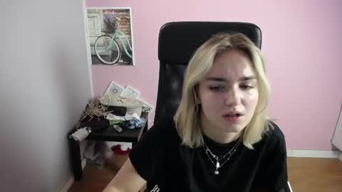 Snapshot of viktoria_lovely chatting on June 19, 7:45 am viktoria_lovely online show from June 19, 7:45 am