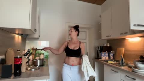 Snapshot of viola_beck chatting on April 9, 9:26 am Vio online show from April 9, 9:26 am