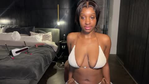 Snapshot of violet6xft chatting on May 11, 3:07 pm Fantasy Black Girl online show from May 11, 3:07 pm