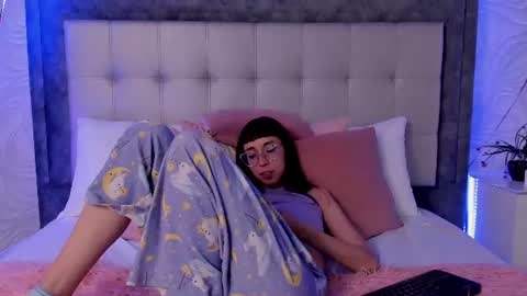 Snapshot of violet_bss chatting on June 30, 9:54 am Violet online show from June 30, 9:54 am