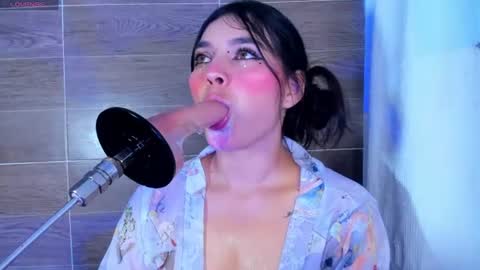 Snapshot of violet_fiore chatting on July 16, 9:21 pm Violet Fiore online show from July 16, 9:21 pm