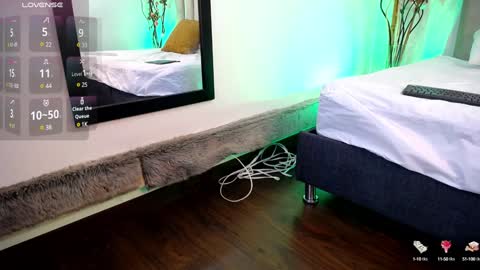 Violet Jones online show from December 26, 5:30 pm