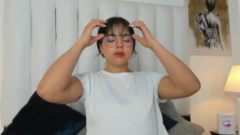 Snapshot of violet_queen2 chatting on April 1, 7:22 pm Mary online show from April 1, 7:22 pm