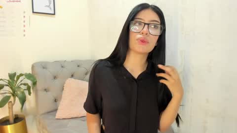 Snapshot of violet_rose_8 chatting on May 27, 6:16 pm Violet online show from May 27, 6:16 pm
