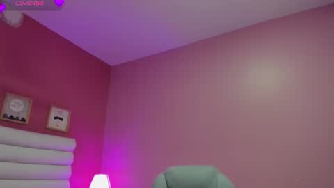Snapshot of violet_sinclair chatting on June 23, 11:19 am violet_sinclair online show from June 23, 11:19 am