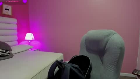 Snapshot of violet_sinclair chatting on July 9, 11:14 am violet_sinclair online show from July 9, 11:14 am