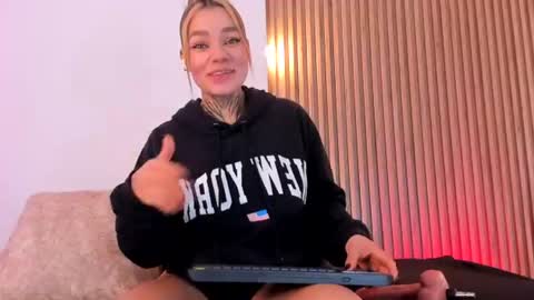 Snapshot of violeta_queen11 chatting on June 8, 2:06 pm Violeta online show from June 8, 2:06 pm
