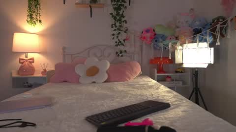 Snapshot of violeth___ chatting on July 15, 11:04 am violeth___ online show from July 15, 11:04 am