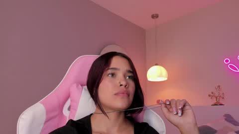 Violeth Hill online show from January 31, 11:45 pm