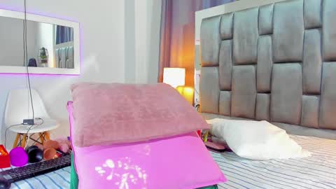 Snapshot of violethorny_69 chatting on October 7, 7:33 pm Violet online show from October 7, 7:33 pm