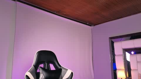 Snapshot of violetskinny chatting on June 11, 12:32 am violetskinny online show from June 11, 12:32 am