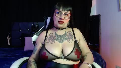 Snapshot of violett_8 chatting on April 11, 8:57 pm violett_8 online show from April 11, 8:57 pm