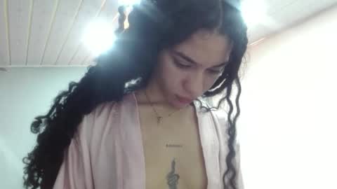 Snapshot of violetta_dreams chatting on October 18, 10:27 am violetta_dreams online show from October 18, 10:27 am