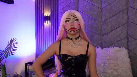 viollettebylyly online show from June 18, 12:31 pm