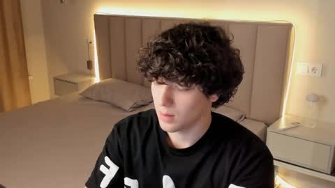 Snapshot of vip_person_ chatting on March 22, 1:31 am vip_person_ online show from March 22, 1:31 am