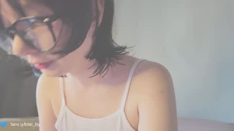 Snapshot of virgiin_lily chatting on September 11, 5:40 am Lily online show from September 11, 5:40 am