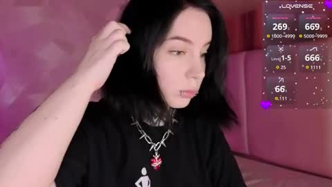 Snapshot of vivi__squirrel chatting on June 1, 12:23 am Vivi online show from June 1, 12:23 am