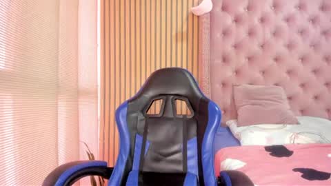 Snapshot of vivi_cooper chatting on July 20, 10:12 pm vivi cooper online show from July 20, 10:12 pm