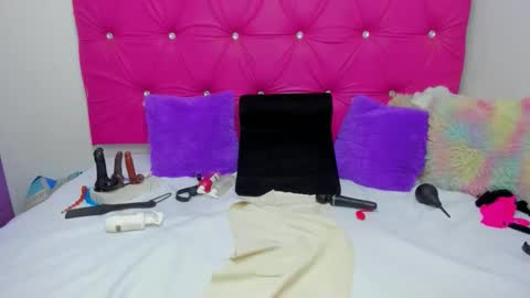 Snapshot of vivianeparis chatting on May 22, 2:22 pm VivianParis online show from May 22, 2:22 pm