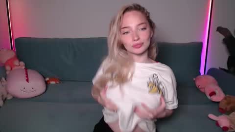 Snapshot of vivianwinters chatting on November 28, 9:28 pm vivianwinters online show from November 28, 9:28 pm