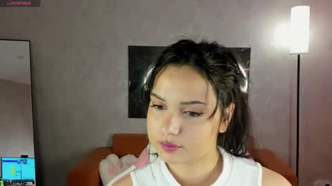Snapshot of vivien_ross chatting on May 3, 1:00 am vivien_ross online show from May 3, 1:00 am