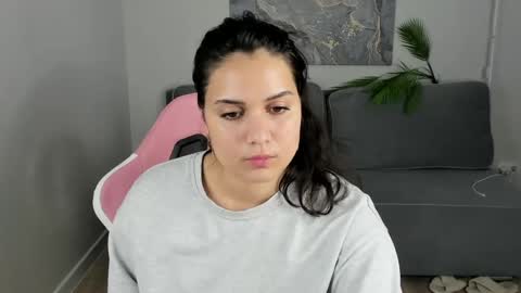 Snapshot of vivien_ross chatting on May 18, 4:13 pm vivien_ross online show from May 18, 4:13 pm