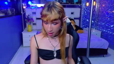 vivienne hadid online show from May 25, 12:16 am