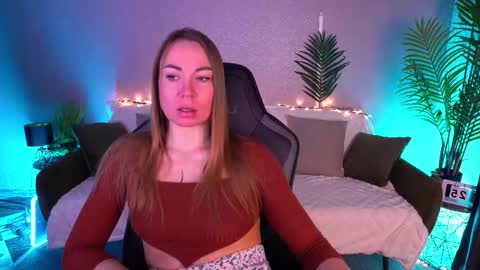 Snapshot of vixenmuse chatting on March 25, 8:04 pm Ur Lady online show from March 25, 8:04 pm