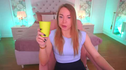 Snapshot of vixenmuse chatting on April 26, 8:06 pm Ur Lady online show from April 26, 8:06 pm