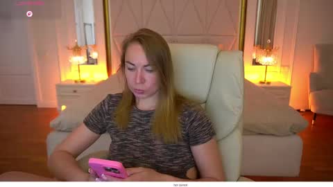Snapshot of vixenmuse chatting on June 4, 8:48 pm Ur Lady online show from June 4, 8:48 pm