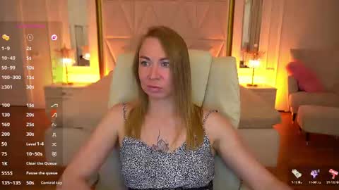 Snapshot of vixenmuse chatting on June 11, 9:24 pm Ur Lady online show from June 11, 9:24 pm