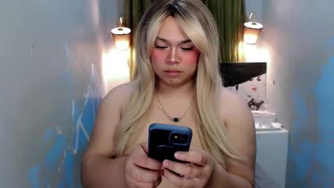 Snapshot of voluptuousts chatting on December 9, 12:34 am Nathalie online show from December 9, 12:34 am