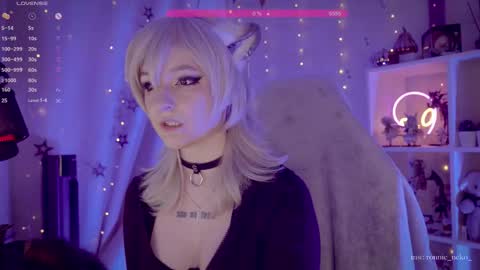 Snapshot of vronnier chatting on October 11, 5:33 pm vronnier online show from October 11, 5:33 pm