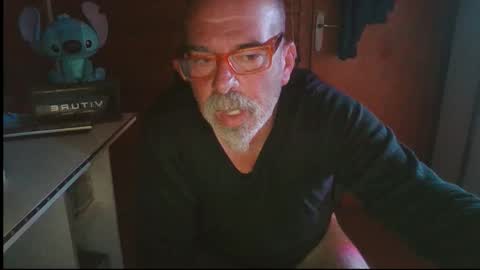 Snapshot of vuda77 chatting on October 31, 11:17 pm oscar online show from October 31, 11:17 pm