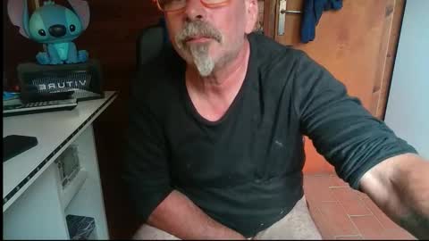 Snapshot of vuda77 chatting on November 1, 1:24 pm oscar online show from November 1, 1:24 pm