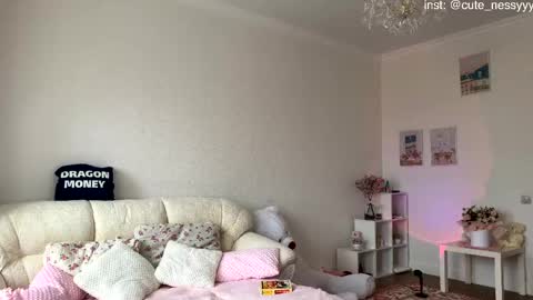 Mia online show from April 17, 11:24 am