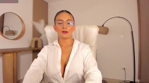 Snapshot of wandathompson_ chatting on March 3, 11:05 am Wanda online show from March 3, 11:05 am