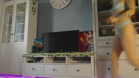 Snapshot of weed_princesss chatting on December 4, 12:03 pm moon online show from December 4, 12:03 pm