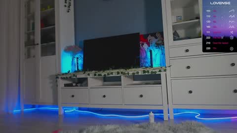 Snapshot of weed_princesss chatting on December 18, 3:55 pm moon online show from December 18, 3:55 pm