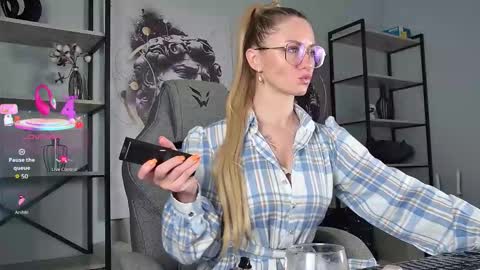 Snapshot of whitneypunnch chatting on February 14, 11:40 am whitneypunnch online show from February 14, 11:40 am