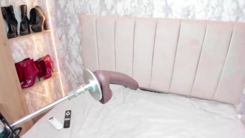 Snapshot of whitneyyfox chatting on September 14, 10:53 pm whitneyyfox online show from September 14, 10:53 pm