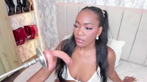 Snapshot of whitneyyfox chatting on September 25, 12:25 am whitneyyfox online show from September 25, 12:25 am