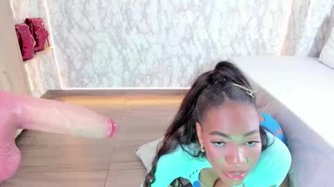 whitneyyfox online show from December 3, 11:03 pm