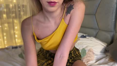 Snapshot of why_____not chatting on December 26, 7:49 pm Alice online show from December 26, 7:49 pm