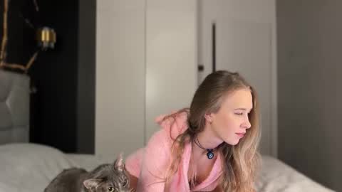 Snapshot of why_____not chatting on November 23, 3:56 pm Alice online show from November 23, 3:56 pm