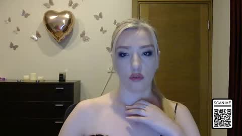 Snapshot of wild_silk_desire chatting on April 21, 6:34 pm Alina online show from April 21, 6:34 pm